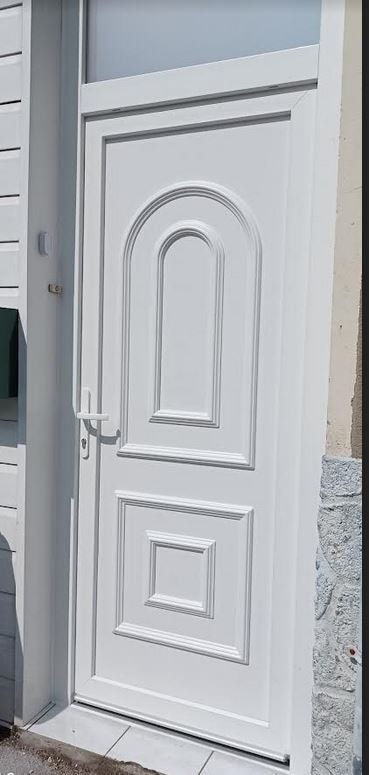 Installation de porte d'entrée blanche