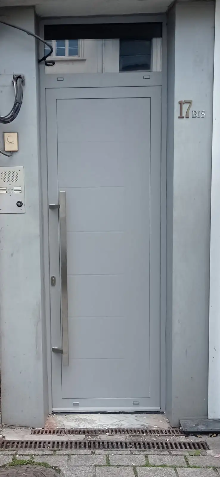 Pose de porte menuiserie aluminium avec contrôle d'accès