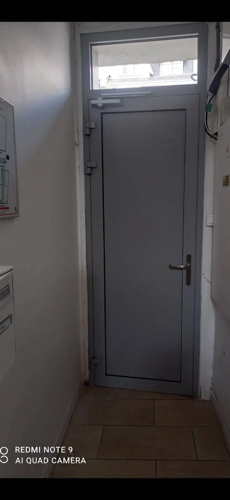 Installation porte aluminium avec système de contrôle d'accès