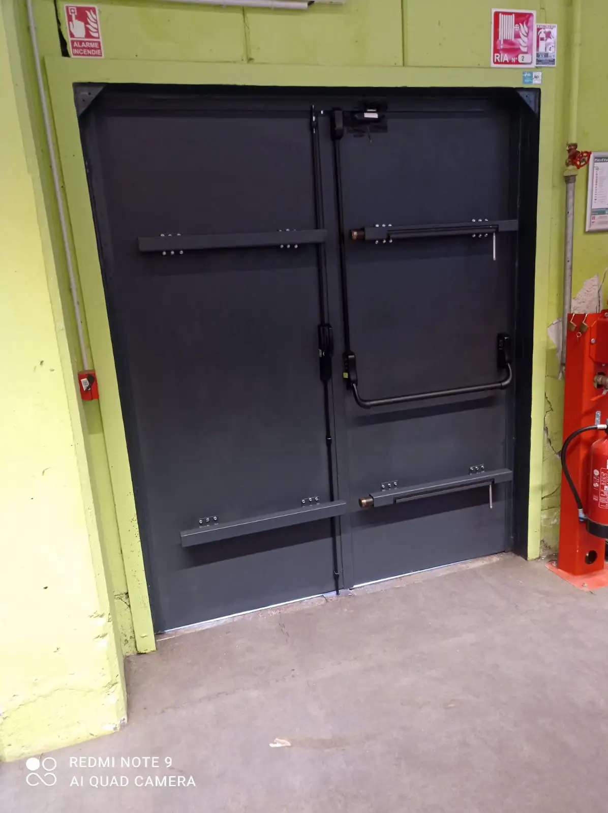 Porte blindée commerciale avec systèmes de sécurité intégrés